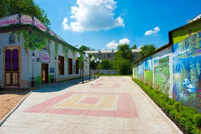 Внутренний дворик с парковкой